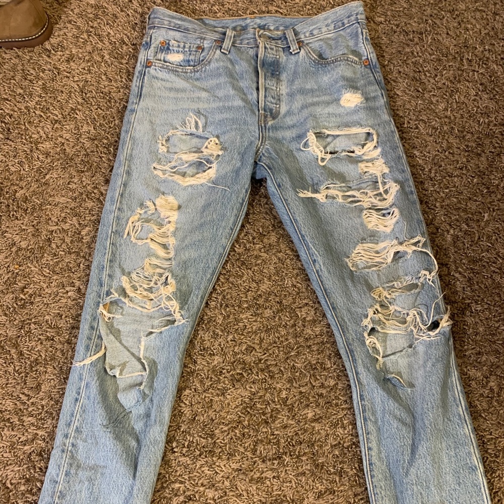 Distressed Levi’s with booty slit